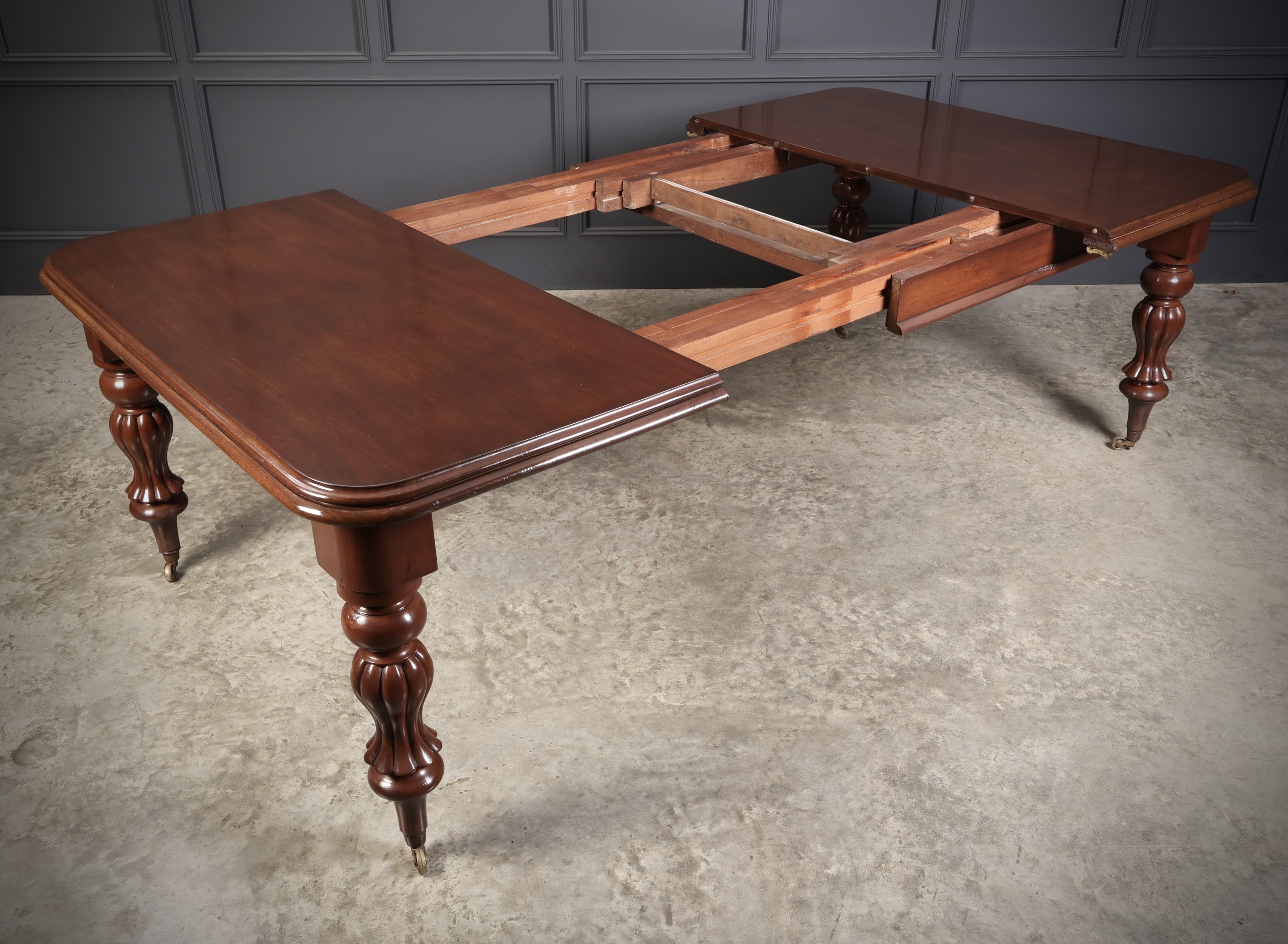 Early Victorian Mahogany Extending Dining Table - Image 18